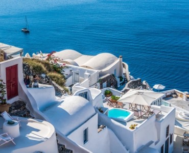 20 Best Honeymoon Resorts in Greece